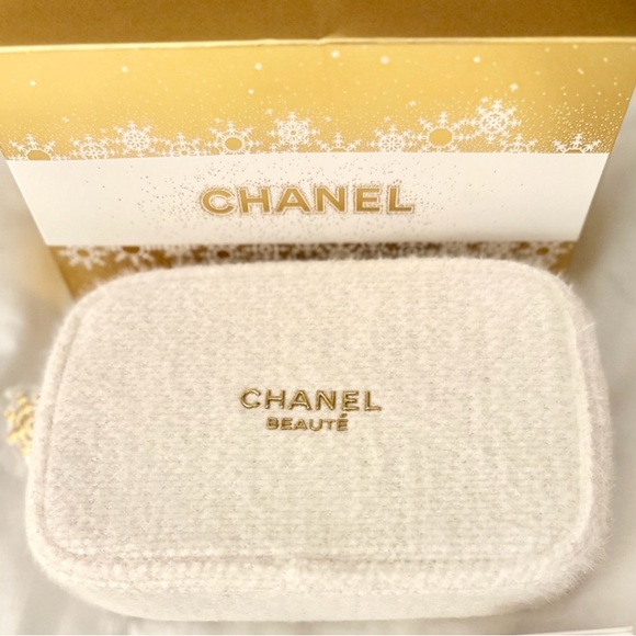 New Chanel 2024 Holiday Cosmetic Bag with Snowflake Charm Zip in Box ⭐️ - Picture 1 of 6